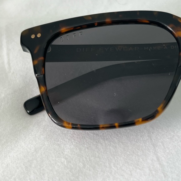 DIFF Billie Shadow Tortoise Grey Polarized Sunglasses Unisex - Picture 4 of 15